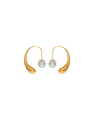 Gold plated steel hoop earrings for men and women with simulated organic pearls. Round white pearl 10mm, JUNO Collection.