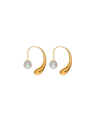Gold plated steel hoop earrings for men and women with simulated organic pearls. Round white pearl 10mm, JUNO Collection.