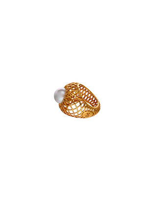 Gold plated silver cutout ring. Round white pearl of 10mm for men and women ETNA Collection